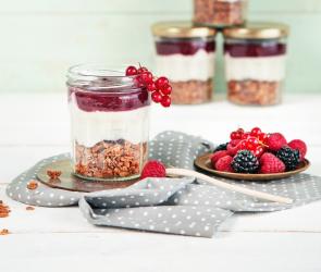 Schnelles Beeren-Dessert im Glas.