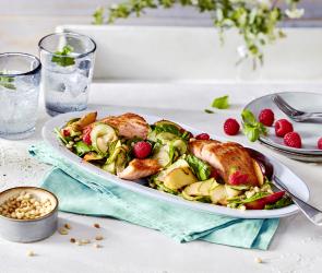 Fruchtiger Zucchini-Salat mit Lachs und Nektarine