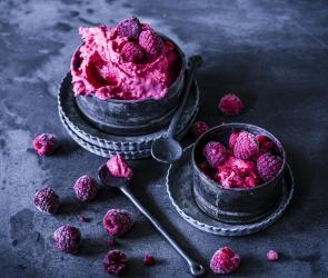 Himbeer-Blitzeis mit Mascarpone