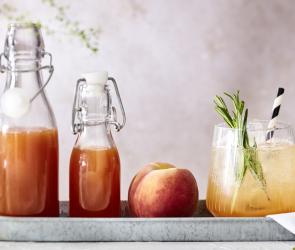 Spritzige Fassbrause mit Pfirsichgeschmack.