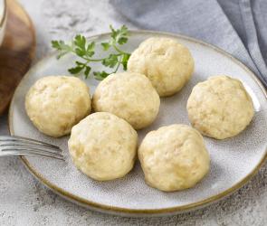Selbstgemachte Semmelknödel.