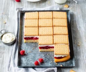 Butterkekskuchen mit Himbeeren