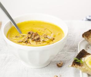 Hokkaido-Lauch-Suppe mit Ziegenkäse-Brot