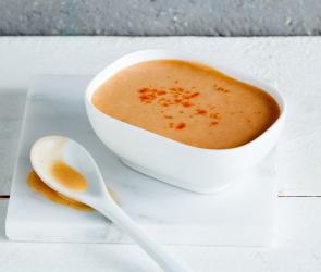 Kinderfreundliche Rahmsauce in einer hellen Schüssel.