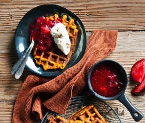 Kürbiswaffeln mit Pflaumenkompott