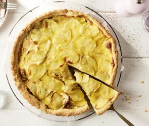 Angeschnittene Tarte mit Kartoffelscheiben.