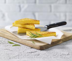 Knsuprig gebratene Polentaecken als leckere Beilage.