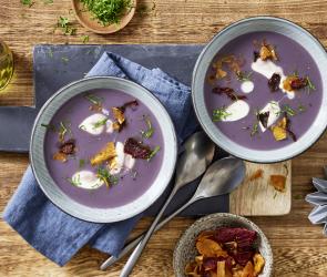 Einfache violette Kartoffelsuppe