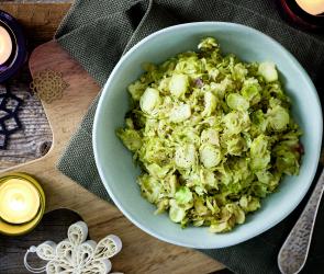 Geschwenkter Rosenkohl mit Apfel