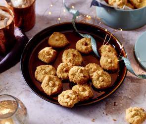Haselnussplätzchen auf einem Teller.