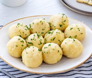 Kartoffelklöße mit Petersilie garniert.