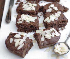 Mandel-Schokokuchen mit Datteln