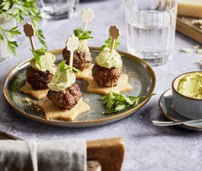 Parmesankekse mit Oliven-Hackbällchen