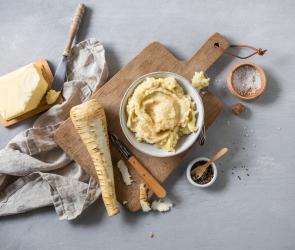 Cremiger Pastinakenpüree in einem Schälchen.