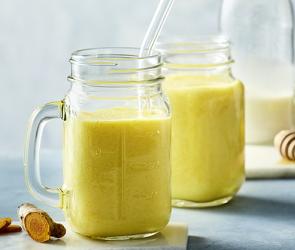 Mango-Smoothie mit Buttermilch und Kurkuma.