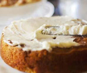 Rüblikuchen mit Creme.