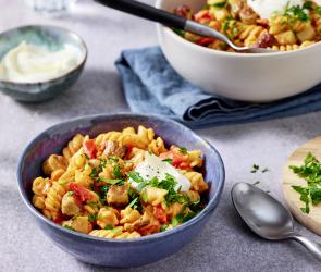 One-Pot-Würstchengulasch in einer blauen Schüssel.
