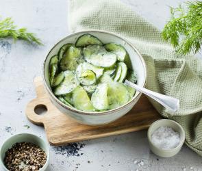 Klassischer Gurkensalat mit Dill und Joghurt.