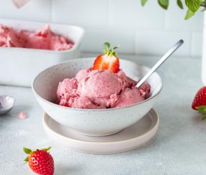 Cremiges Erdbeereis selber machen mit dem Cookit.