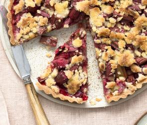 Knusprige Rhabarbertarte mit Streuseln und saftig weichem Kern.