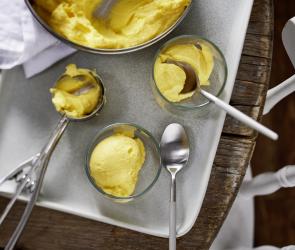 Schnelles Mango-Eis wird Kugelweise portioniert serviert.