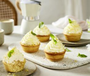 Einfache Zitronen Cupcakes dekoriert.