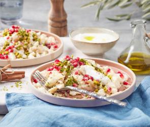 Blumenkohlsalat mit Granatapfelkernen serviert.