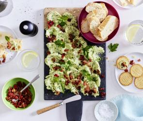 Butter Board auf einem Tisch.