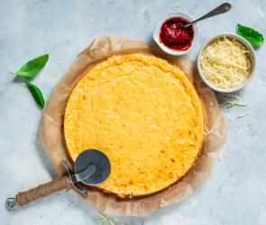 EInfach und schneller Pizzaboden mit Käse auf Backpapier.