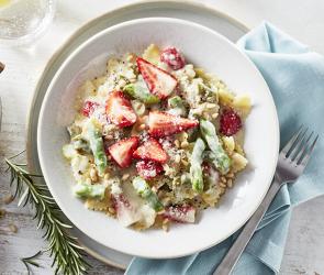 One-Pot-Pasta mit Erdbeeren und Spargel