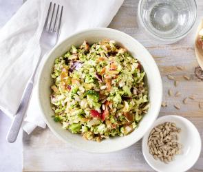 Roher Brokkoli-Salat mit Apfel in einer Schale.