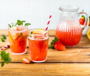 Einfache Erdbeer-Limonade mit Zitronen und Minze in Gläsern.