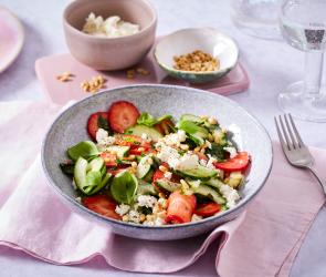 Erdbeer-Gurken-Salat in einer Schüssel.