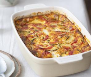 Clafoutis herzhaft in einer Auflaufform.