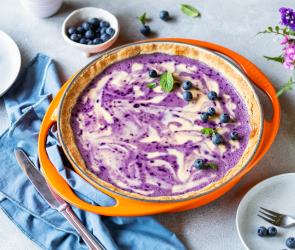 Blaubeertarte mit Swirl in einer Gusseisenform.