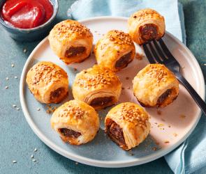 Knusprige Blätterteig-Hack-Röllchen auf einem Teller.