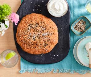 Low-Carb Fladenbrot auf einer Schieferplatte.