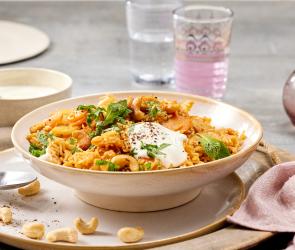 Indischer Reis Eintopf in einer tiefen Schale angerichtet.