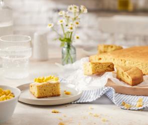 Cornbread in Stücke geschnitten.