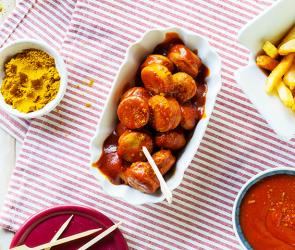 Currywurst mit Pommes
