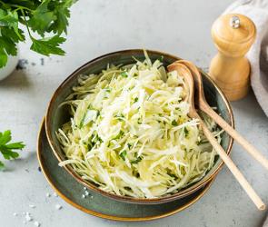 Frischer Krautsalat in einem Schälchen.