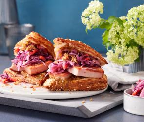 Leberkäse Brötchen mit Krautsalat belegt.