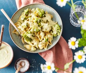 Romanesco Sauce mit Nudeln in einer Schüssel mit Besteck.