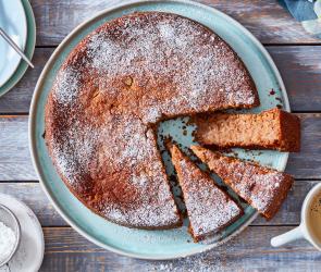 Saftiger Apfel-Walnuss-Kuchen angeschnitten auf einem Teller.
