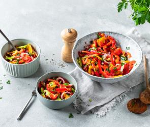 Paprikasalat in drei Schälchen.