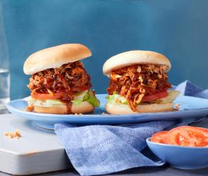 Zwei herzhafte Pulled-Pilz-Burger auf einem Teller.