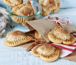 Kleine Apfel-Zimt-Küchlein am Stiel in einer Tüte.