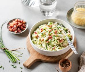 Bayrischer Krautsalat mit Speck in einer Schale