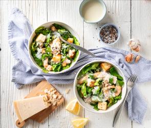 Zwei Schalen mit Caesar Salad mit und Croûtons und Parmesan