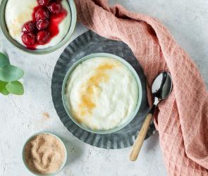 Grießbrei in einer Schüssel mit Kirschen.